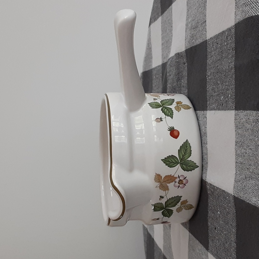 Wedgwood England Wild Strawberry Gravy Boat Melting Sauce Pot Pour Spout Handle